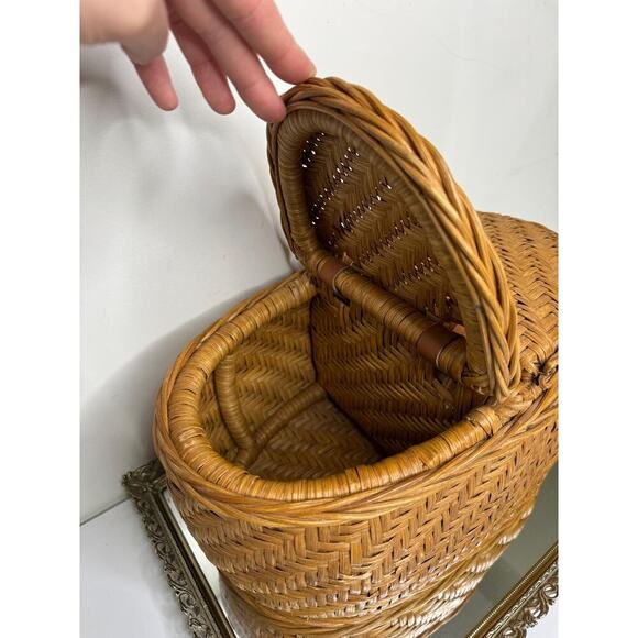 Beautiful Vintage Divided Wicker basket with leather hinges , Cottagecore - Picture 4 of 8